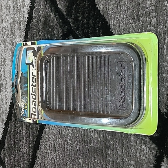 ROADSTER HOLDS GADGETS HANDS-FREE SMARTPHONE NAVIGATION - Picture 8 of 10